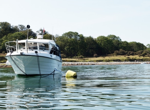 Motorbåd ved turbøje ved Romsø